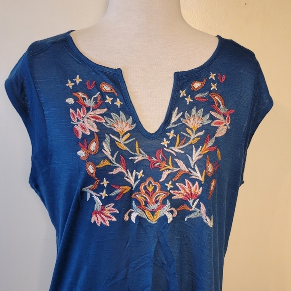 Women's Large Bohemian Floral Embroidery V-neck Sleeveless High-Low Tee Top - Picture 2 of 8